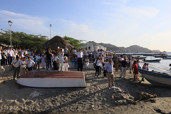 Los feligreses samarios llegaron hasta el camellón de la Bahía a esperar a través de la fe y la ilusión la imagen más antigua de la ciudad, que era traída en una embarcación a tierra firme por la Armada Nacional.