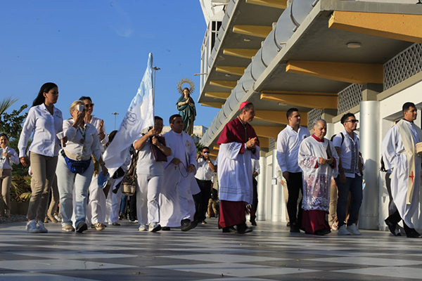  Monseñor José Mario Bacci Trespalacios, obispo de Santa Marta, recibió la imagen de María Inmaculada en el Puerto de la ciudad, acompañado de otras autoridades eclesiásticas.