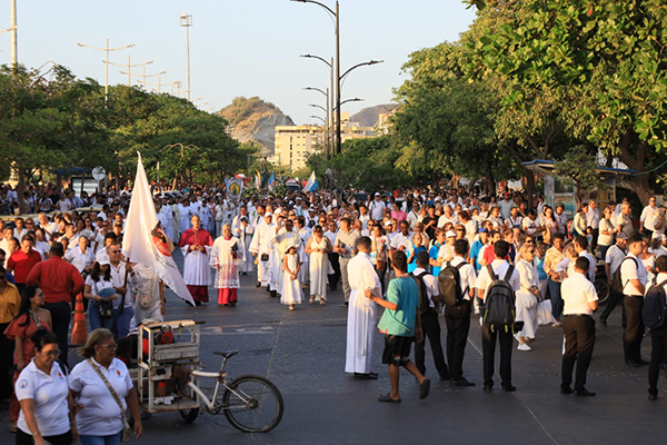 La procesión avanzó por la Avenida del Fundador (carrera primera) giró por la avenida Santa Rita (Calle 22) hasta la avenida Campo Serrano (Carrera Quinta), para finalmente llegar a la Plaza de la Catedral.