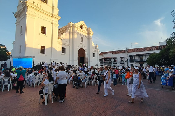 En la Plaza de la Catedral se reunieron cientos de feligreses en un acto litúrgico en honor a la Virgen María, liderado por la Dieciséis de Santa Marta. 