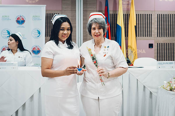 Arelis Vargas Gallardo recibió la toca que la distinguirá como enfermera en sus prácticas profesionales.