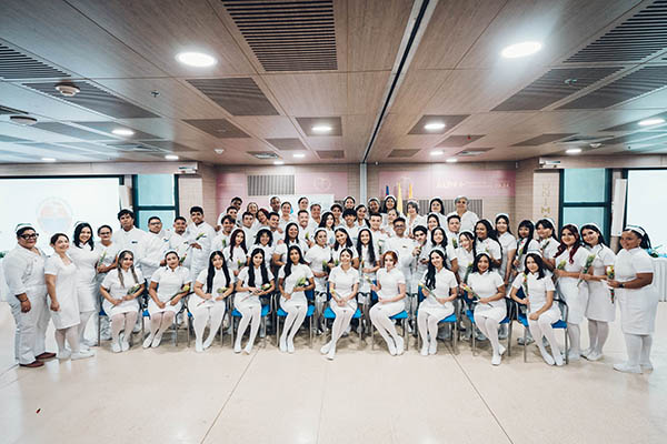 Un grupo de 45 estudiantes de noveno semestre participó en la Ceremonia de la Luz.