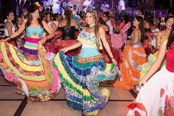 El viernes 28 de febrero, la jornada festiva continuará con el Desfile Gran Parada de Comparsas, que iniciará a las 5:00 p.m. desde el Cementerio Viejo de Mamatoco.