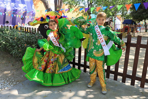 Guillermo Mario Gaberscik Pérez y Sara Karahan, capitanes del Carnaval de tercer grado, lucen sus coloridos trajes en la celebración del Bureche School.