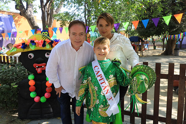 Guillermo Mario Gaberscik Pérez, capitán del Carnaval de tercer grado, posa junto a sus padres, Guillermo Mirko Gaberscik Sobrevilla y Diana Milena Pérez Hernández, en medio de la celebración carnavalera del Bureche School.