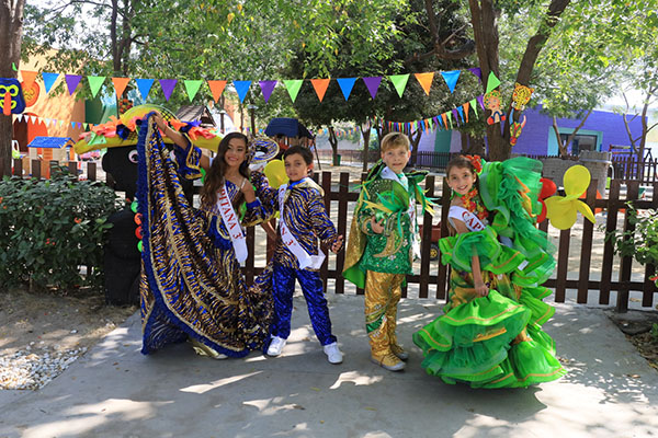 Guillermo Mario Gaberscik Pérez y Sara Karahan, capitanes del Carnaval de tercer grado, lucen sus coloridos trajes en la celebración del Bureche School.