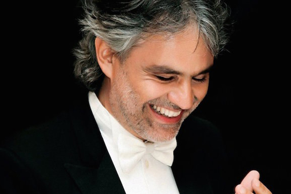 La interpretación de ‘Bésame mucho’ se llevó un sonoro aplauso de un público que cantó con él y logró forjar una conexión fuerte que se mantuvo de principio a fin.