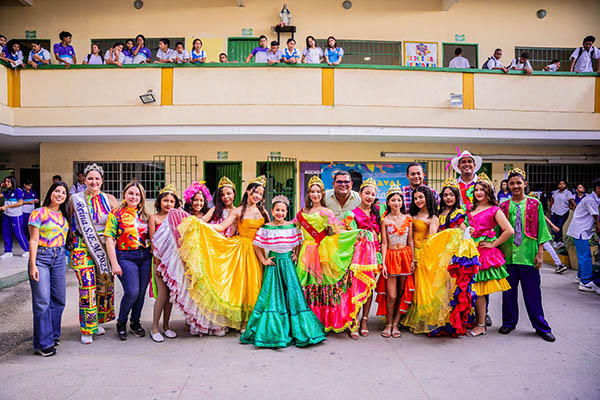 Las reinas Central e Infantil del Caimán y del Carnaval de Ciénaga, llegaron a distintas instituciones a animar a los estudiantes a sumarse al gran desfile de este viernes.