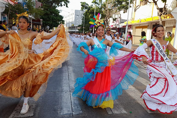 Estudiantes de diferentes instituciones del Distrito llevaron con alegra y muestras folclóricas atuendos alusivos al Carnaval, como muestra de orgullo de estas festividades. Estudiantes de diferentes instituciones del Distrito llevaron con alegra y muestras folclóricas atuendos alusivos al Carnaval, como muestra de orgullo de estas festividades.