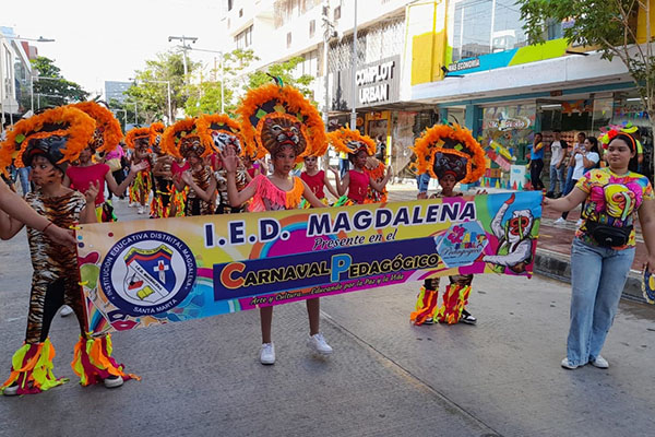 Disfraces y alegría recorrieron calles y avenidas de la ciudad como preámbulo a la celebración de las festividades carnestoléndicas. Disfraces y alegría recorrieron calles y avenidas de la ciudad como preámbulo a la celebración de las festividades carnestoléndicas.