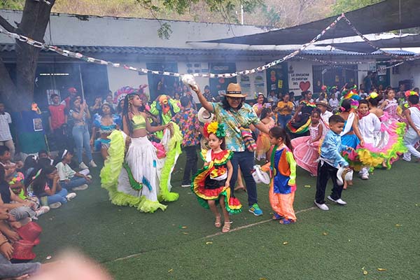 Las comparsas mostraron el alto compromiso que tienen con estas actividades educativas resaltando la organización, coreografía en los bailes y el vestuario en cada presentación. Las comparsas mostraron el alto compromiso que tienen con estas actividades educativas resaltando la organización, coreografía en los bailes y el vestuario en cada presentación.