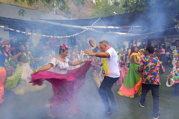 La actividad contó con la presencia de un gran número de padres de familia, quienes destacaron la excelente organización y dedicación con la que se desarrolla el Carnaval Escolar. La actividad contó con la presencia de un gran número de padres de familia, quienes destacaron la excelente organización y dedicación con la que se desarrolla el Carnaval Escolar.