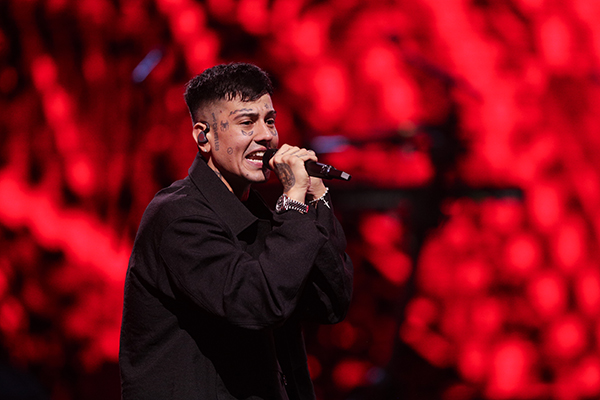  Fotografía del 28 de febrero del 2025 del artista argentino Duki cantando en el 64º Festival Internacional de la Canción de Viña del Mar, en el escenario de la Quinta Vergara, en Viña del Mar (Chile). EFE/ Adriana Thomasa.