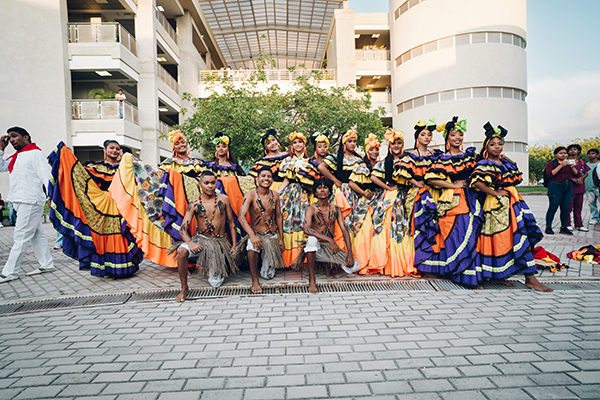 Durante el encuentro, los participantes y la comunidad universitaria tuvieron la oportunidad de compartir saberes y fortalecer su sentido de pertenencia a través de la danza. Durante el encuentro, los participantes y la comunidad universitaria tuvieron la oportunidad de compartir saberes y fortalecer su sentido de pertenencia a través de la danza.