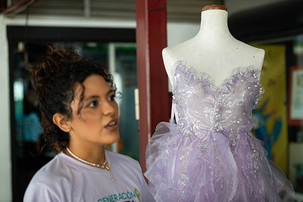 Fotografía de un vestido elaborado con plástico y bolsos con retazos de ‘jean’ elaborado por Glendys Gutiérrez para la actividad ‘Mujer y Desarrollo Sustentable’ este viernes, Caracas (Venezuela). 
