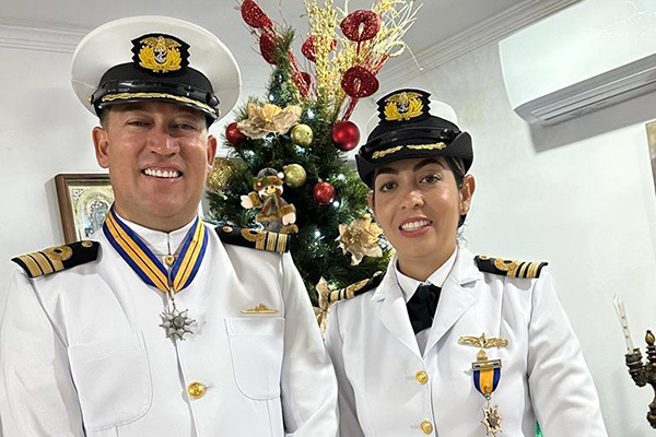 Capitán de Corbeta, Lorena Margarita Travecedo Fajardo, en compañia de su esposo, el Capitán de Fragata Marco Antonio Sánchez Rodríguez, con quien tiene un hijo, Antonio de 7 años.