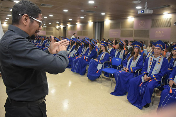 Con el respaldo y apoyo institucional, Brian Santiago Márquez celebra su graduación. Con el respaldo y apoyo institucional, Brian Santiago Márquez celebra su graduación.