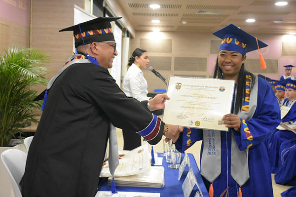 Yatnery Paola Guerrero Romero, única mujer en su grupo, rompe estereotipos al graduarse como Técnica en Operación de Maquinaria Pesada. Yatnery Paola Guerrero Romero, única mujer en su grupo, rompe estereotipos al graduarse como Técnica en Operación de Maquinaria Pesada.