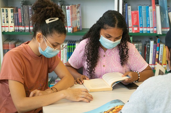 Dos jóvenes estudiando; realizando su proceso de aprendizaje. Foto referencia. 