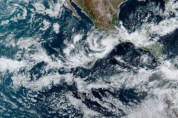 Imagen digital de huracanes en el mar pacífico captados por satélite meteorológico. Foto EFE.