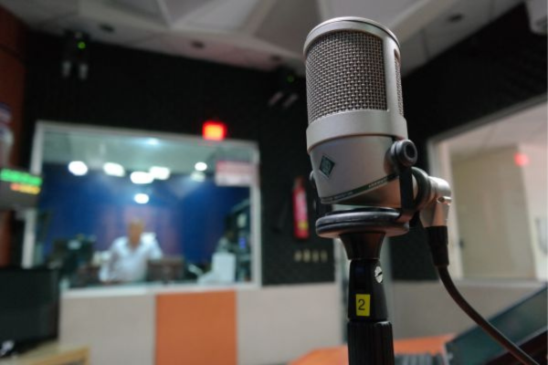  "La celebración de la voz que conecta, informa y emociona. ¡Feliz Día Nacional del Locutor!"