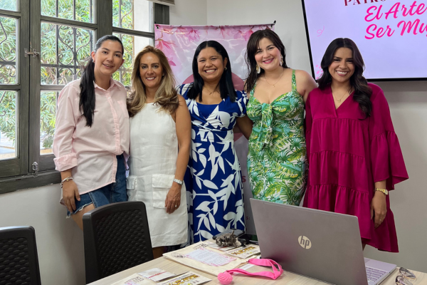 De izquierda a derecha, Martha Vargas, Sandra Núñez, Liliana Redondo, Candy Diazgranados y Paula Hernández durante el evento El Arte de Ser Mujer que se llevó a cabo el 8 de marzo en Santa Marta.