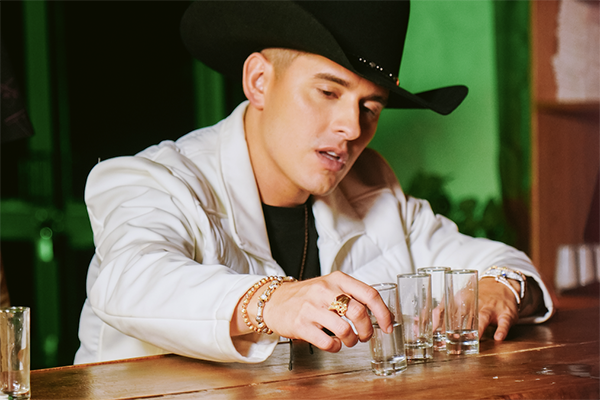El joven cantante de Música regional lanza este single como una invitación al goce y el disfrute de los placeres.
