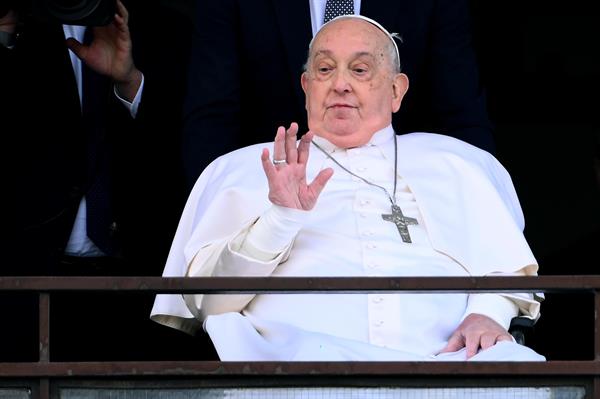 El Papa Francisco ha sido dado de alta el 23 de marzo con una prescripción de al menos dos meses de convalecencia después de pasar más de cinco semanas en el hospital por una neumonía bilateral. EFE/ETTORE FERRARI