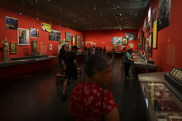 Personas visitan la exposición ‘Historias del Masp’ durante la inauguración oficial del nuevo edificio del Museo de Arte de Sao Paulo Pietro Maria Bardi (MASP) este viernes, en Sao Paulo (Brasil).