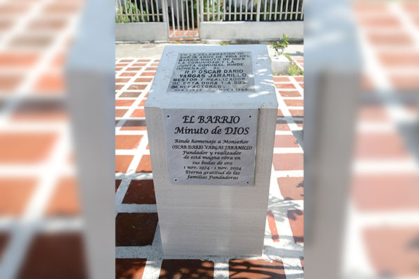La placa que honra la memoria de Monseñor Óscar Vargas y sus generosos benefactores, quienes hicieron posible la creación y el sueño de nuestro querido barrio Minuto de Dios.