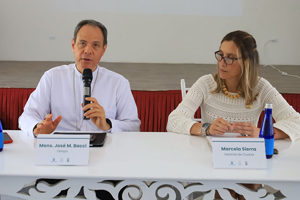 Monseñor José Mario Bacci, Obispo de Santa Marta y Marcela Sierra, Gerente de la Ciudad, durante el acto en el que se dio a conocer la agenda católica para la Semana Mayor.