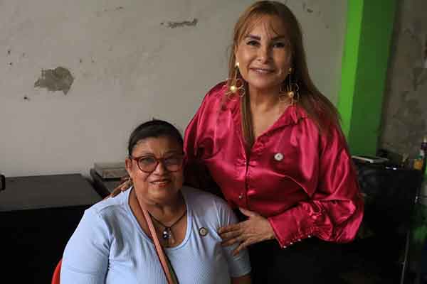 Elvia Velásquez, reconocida periodista samaria, junto a Patricia García, presidenta de la ACPM, durante el homenaje a mujeres periodistas.