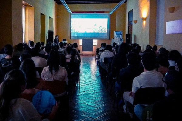 En el evento de cierre se realizó la muestra de proyecciones audiovisuales de los estudiantes, graduados y docentes. En el evento de cierre se realizó la muestra de proyecciones audiovisuales de los estudiantes, graduados y docentes.