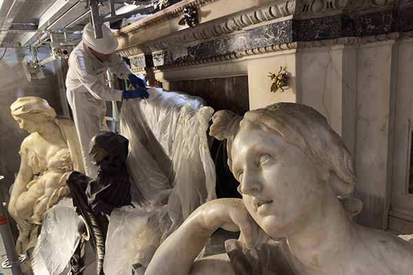 Vista de la restauración de la tumba del papa Urbano VIII en la basílica de San Pedro del Vaticano, realizada por el escultor Gianlorenzo Bernini. La basílica de San Pedro del Vaticano ha renovado el sistema de iluminación de la necrópolis que esconde en sus profundidades, EFE/ Vatican Media.