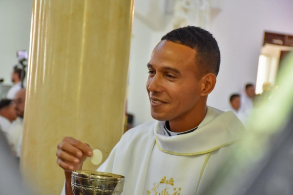 Sacerdote Andrés Felipe Castillo de la Parroquia Nuestra Señora de la Medalla Milagrosa, Guachaca, Magdalena.