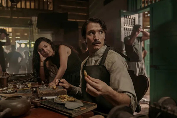  Fotografía cedida por Netflix del actor colombiano Claudio Cataño (d), que interpreta a Aureliano, junto a la directora de la serie, Laura Mora (i). EFE/ Mauro González / Netflix