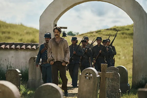 Fotografía cedida por Netflix del actor colombiano Claudio Cataño (c) durante su interpretación de Aureliano, durante la grabación de la serie de Netflix ‘Cien años de soledad en Colombia’. EFE/ Pablo Arellano / Netflix. Fotografía cedida por Netflix del actor colombiano Claudio Cataño (c) durante su interpretación de Aureliano, durante la grabación de la serie de Netflix ‘Cien años de soledad en Colombia’. EFE/ Pablo Arellano / Netflix.