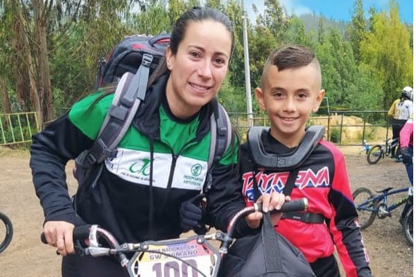 Santiago Vasco Zuluaga samario y deportista de BMX, junto a Mariana Pajón campeona olímpica de BMX en el 2016.