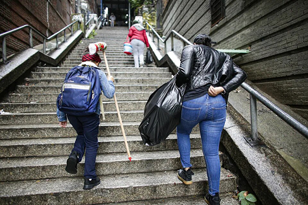 Escaleras de la Comuna 13 de Medellín como referencia al día mundial sin ascensores o día mundial del uso de la escalera.