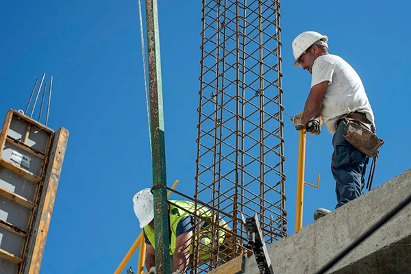 Imagen de trabajador de alturas como referencia a la celebración del día Mundial de la Seguridad y la Salud en el trabajo.