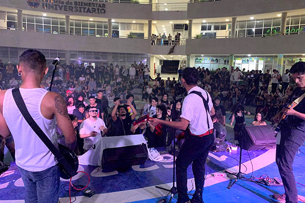 Un masivo grupo de universitarios y externos vivieron con mucha emoción el concierto ‘Rockfest’, ofrecido por varias bandas de Rock locales y nacionales.