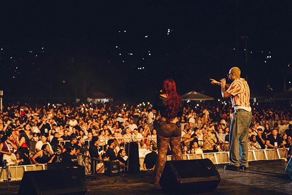Entre el juego de luces y sonidos, el escenario vibró con el género urbano de artistas como Estereobeat Entre el juego de luces y sonidos, el escenario vibró con el género urbano de artistas como Estereobeat