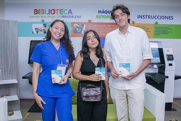 Laura Sofía Contreras Hernández (centro), Liz Vanessa Ruiz Lubo (izquierda) y Juan Andrés Sánchez Medina (derecha), fueron los ganadores del Concurso de Relatos Cortos ‘Santa Marta Vive 500 Años’, respectivamente. Laura Sofía Contreras Hernández (centro), Liz Vanessa Ruiz Lubo (izquierda) y Juan Andrés Sánchez Medina (derecha), fueron los ganadores del Concurso de Relatos Cortos ‘Santa Marta Vive 500 Años’, respectivamente.