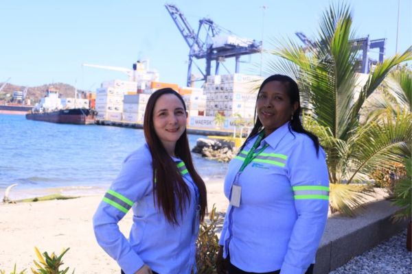 En la imagen, Miliana Di Napoli y Enilda Vázquez, trabajadoras de la Sociedad Portuaria de Santa Marta, quienes han entregado esfuerzo y dedicación para salir adelante y superar las dificultades.