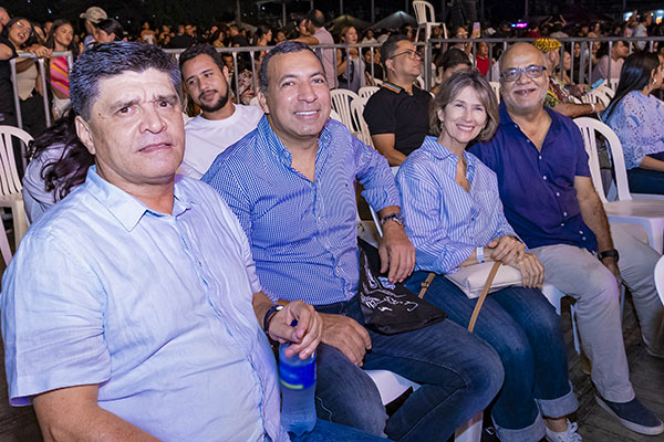 El vicerrector Académico, Oscar García Vargas y los consejeros superiores Abraham Hernández y el médico José Miguel Berdugo acompañado de su esposa Claudia Ordoñez, participaron con alegría de las actividades programadas durante la noche de serenata.