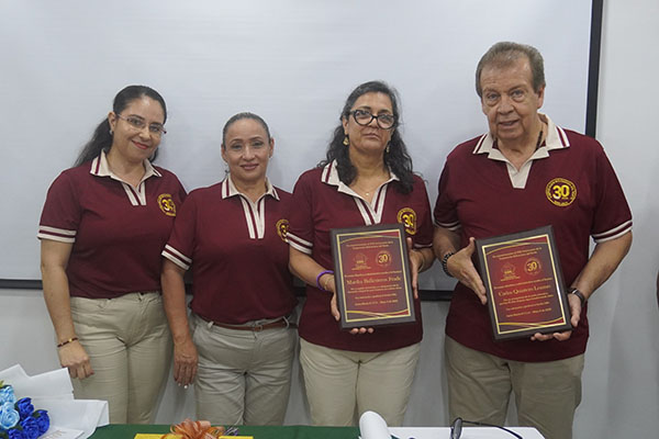 Paula Arias, Cecilia Cantillo, Martha Ballesteros Frade y Carlos Quintero Lozano, directivos de la CBN, durante la entrega de la placa de exaltación a los fundadores.