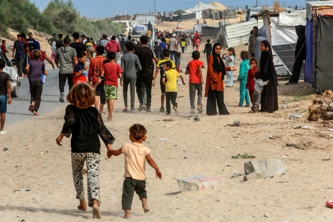 Palestinos desplazados cerca a la ciudad de Khan Yunis, en el sur de la Franja de Gaza, en octubre de 2024. | Crédito: Anas Mohammed / Shutterstock.