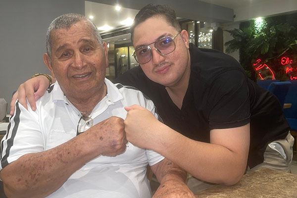 En la gráfica, de izquierda a derecha, Miguel Navas Castro junto a su nieto Miguel Manjarrés Navas, con quién se mantiene un fuerte vínculo especial, como padre e hijo. En la gráfica, de izquierda a derecha, Miguel Navas Castro junto a su nieto Miguel Manjarrés Navas, con quién se mantiene un fuerte vínculo especial, como padre e hijo.