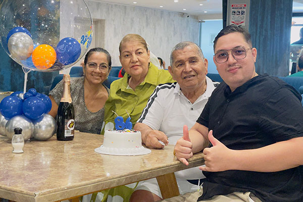 Miguel Navas Castro disfrutando su agasajo con globos y una sonrisa distintiva que refleja la felicidad del momento. Miguel Navas Castro disfrutando su agasajo con globos y una sonrisa distintiva que refleja la felicidad del momento.