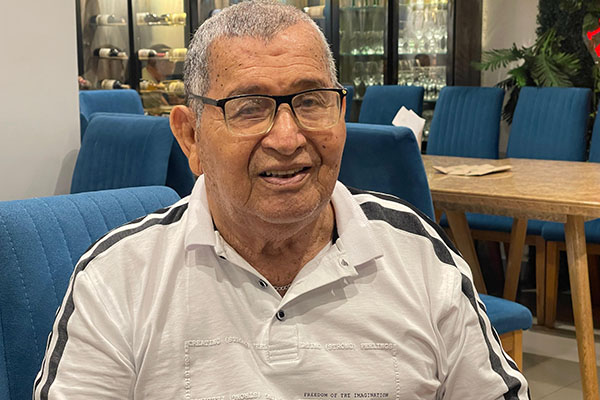 Miguel Navas Castro, homenajeado por su familia en sus 86 años, reflejo de sabiduría y unión.